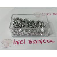 3mm Piramit Kesim Swarowski Boncuk (Gram Fiyatıdır) No: 2 3mm Piramit Kesim Swarowski Boncuk (Gram Fiyatıdır) No: 2